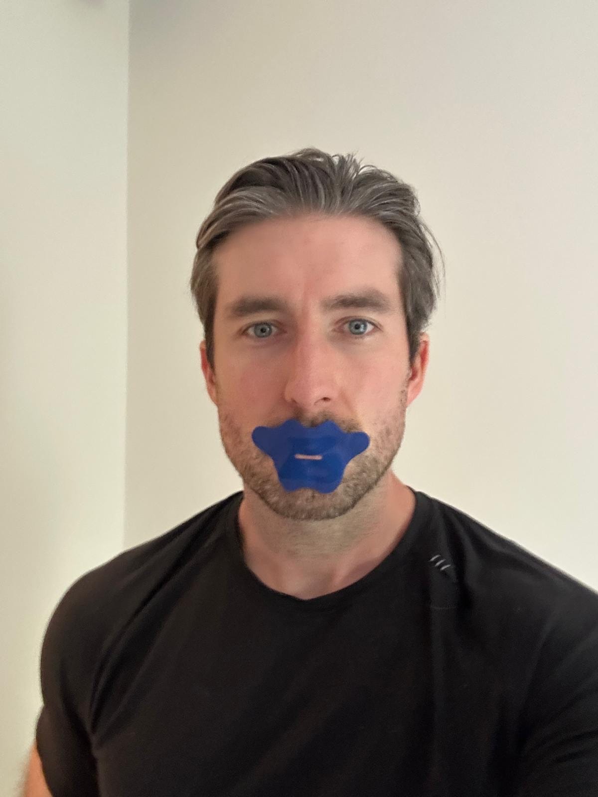 Plastry na usta do spania Bedrock – mężczyzna pokazuje użycie