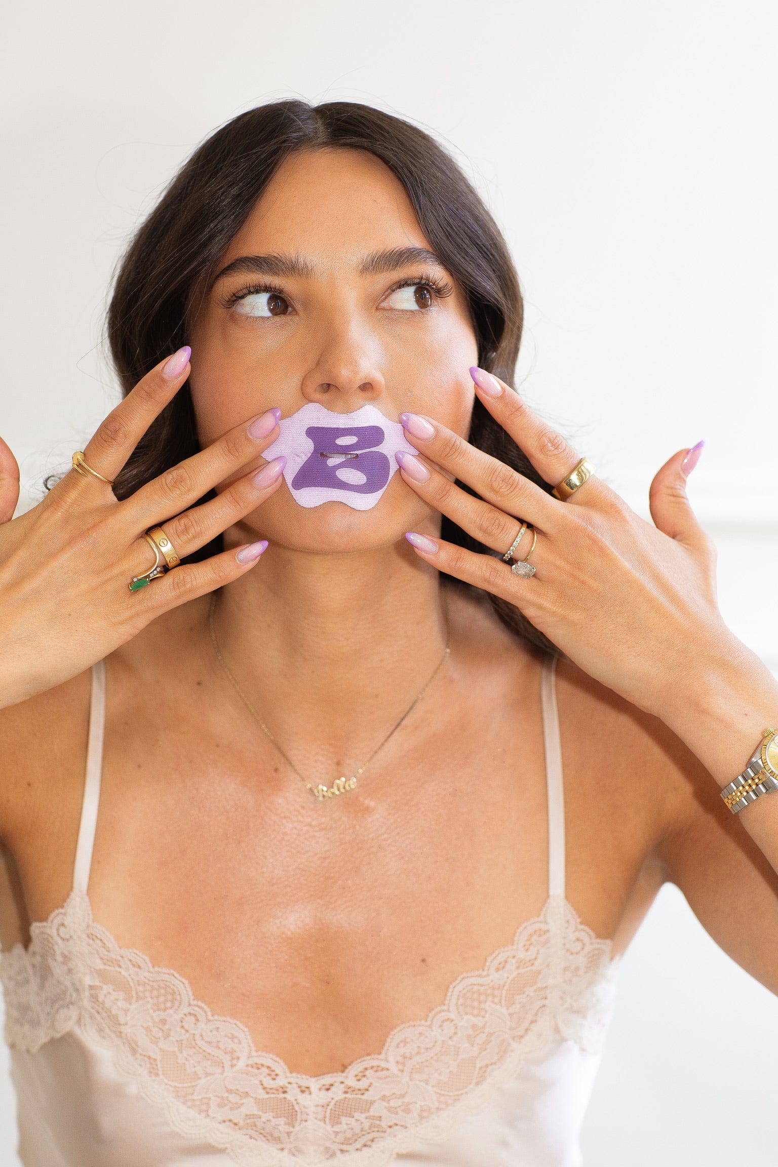 Kobieta nakłada plaster na usta Bedrock – stosowanie plastrów na usta do spania