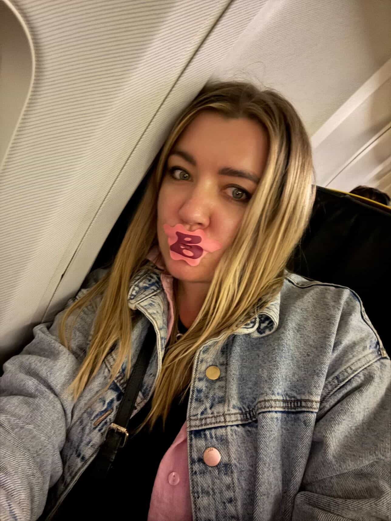 Plastry na usta do spania Bedrock – kobieta w podróży, użycie w praktyce