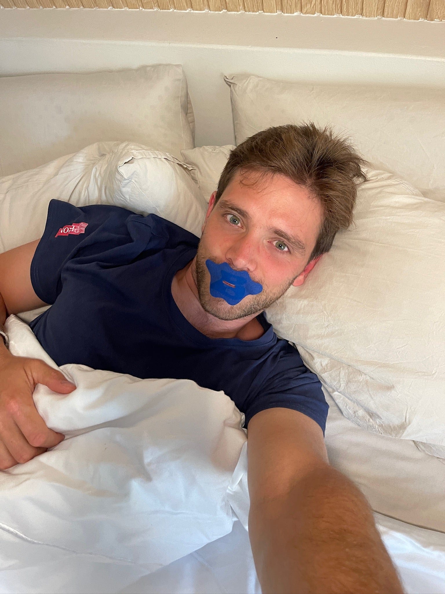 Plastry na usta do spania Bedrock – mężczyzna z plastrem, użycie w praktyce